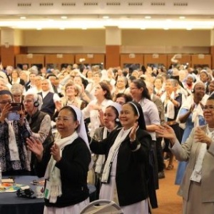 Soeurs applaudissant